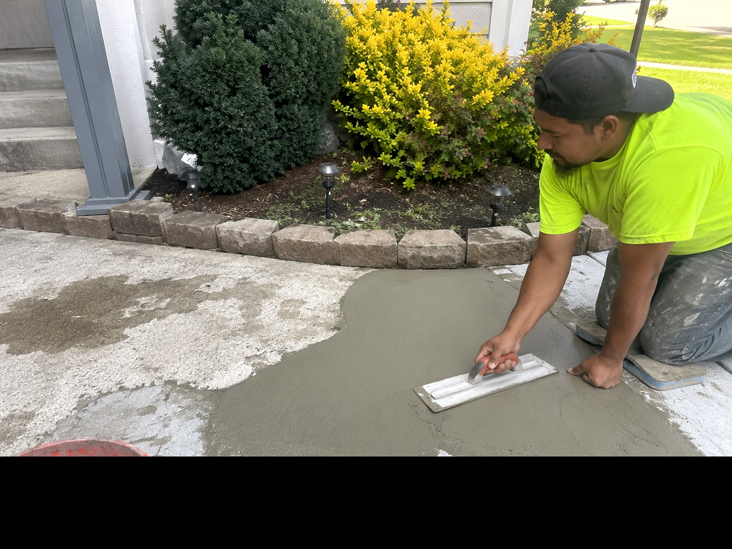 Smooth troweled concrete slab installation